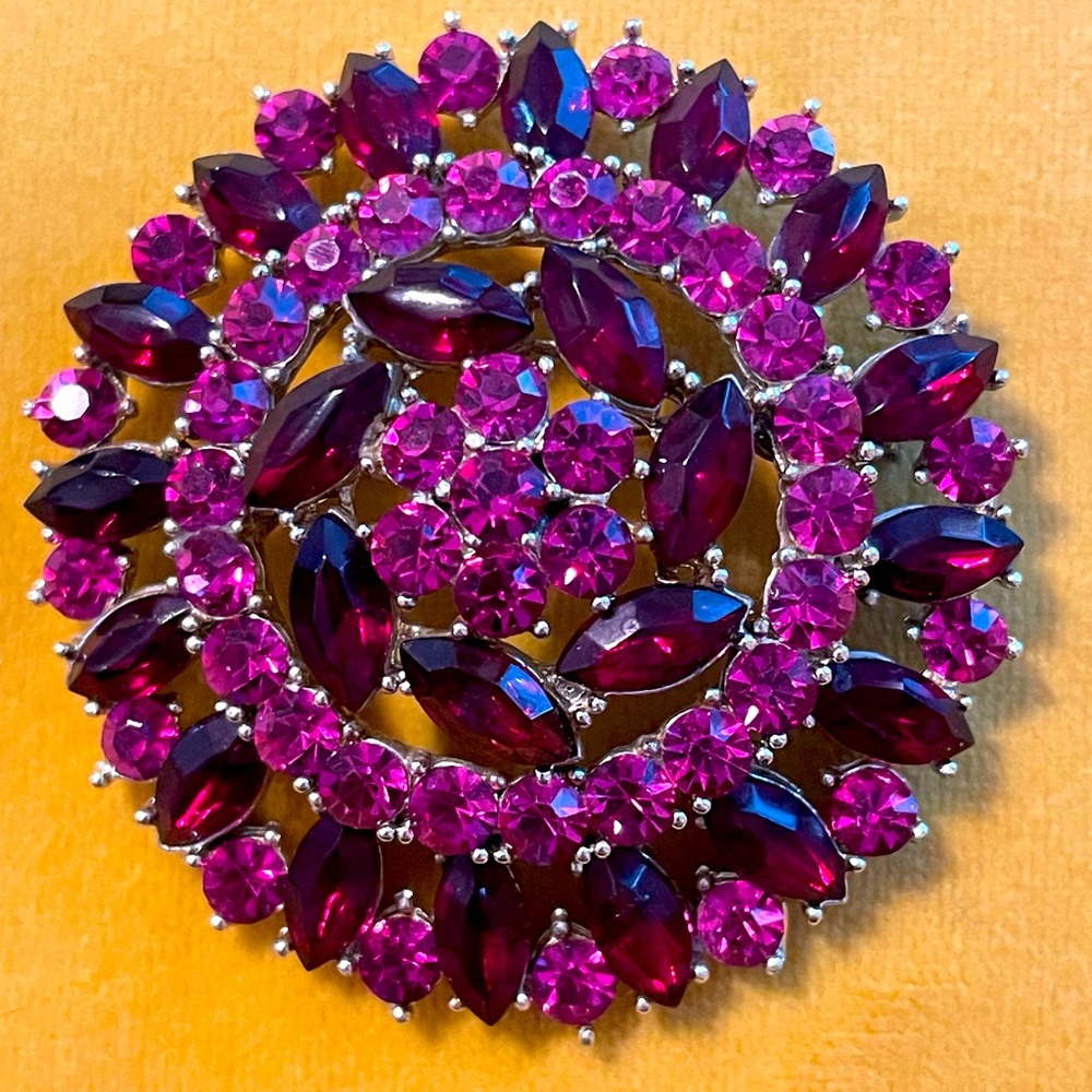Stunning vintage Weiss brooch